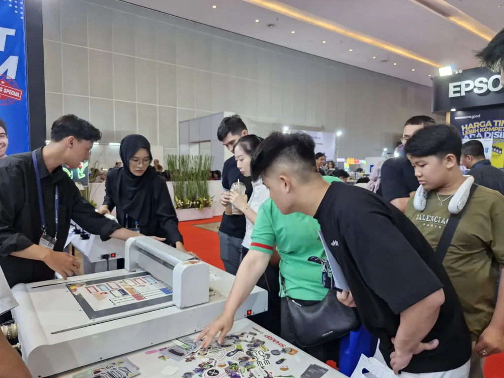 mesin cutting sticker flatbed dan plotter di event gppe 2025