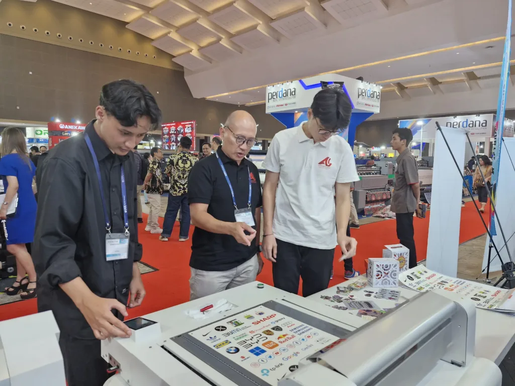 mesin cutting sticker terbaik diantaranya brez cutting flatbed